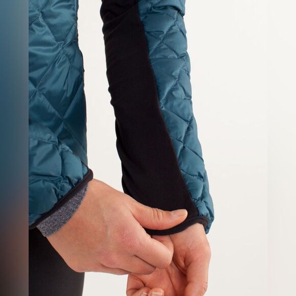 Lululemon Run: Turn Around Jacket in Alberta Lake / Black - Picture 13 of 16